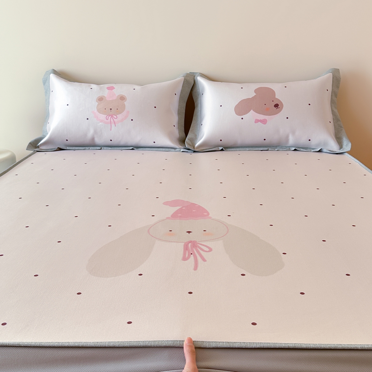 91家纺网 家纺一手货源 找家纺 JUICY 橘滋家纺 2026新款高端A类原创设计卡通数码印花冰丝席凉席 床笠款月野波点