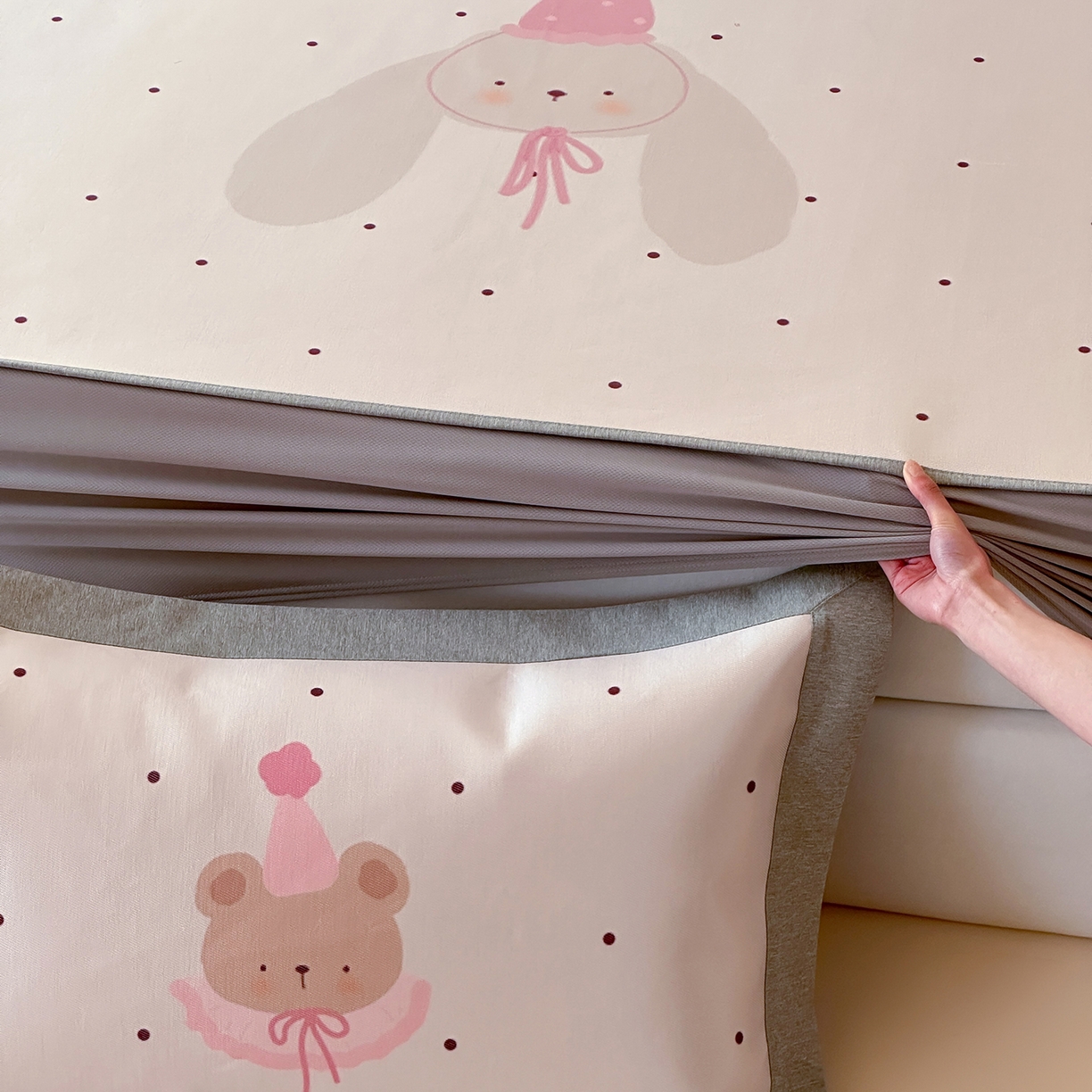 91家纺网 家纺一手货源 找家纺 JUICY 橘滋家纺 2026新款高端A类原创设计卡通数码印花冰丝席凉席 床笠款月野波点