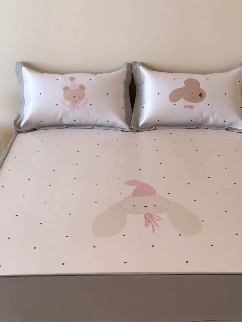 91家纺网 家纺一手货源 找家纺 JUICY 橘滋家纺 2026新款高端A类原创设计卡通数码印花冰丝席凉席 床笠款月野波点