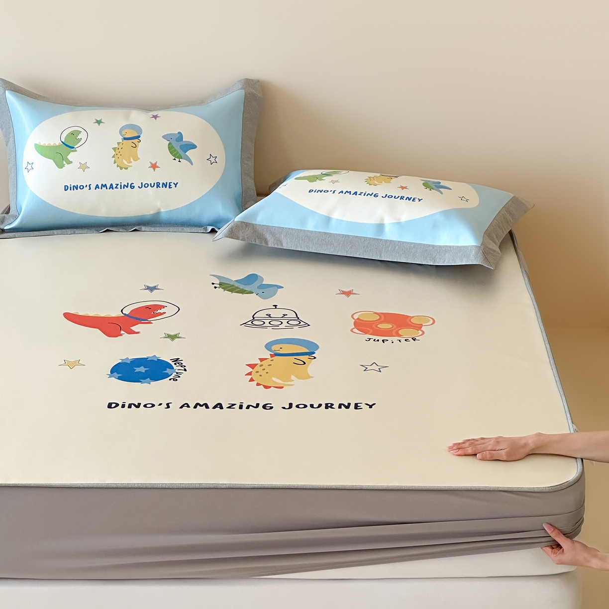 91家纺网 家纺一手货源 找家纺 JUICY 橘滋家纺 2026新款高端A类原创设计卡通数码印花冰丝席凉席 床笠款侏罗纪