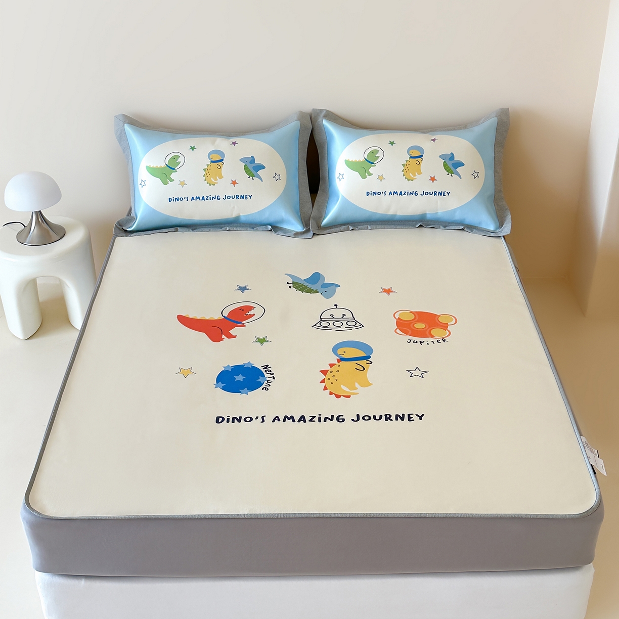 91家纺网 家纺一手货源 找家纺 JUICY 橘滋家纺 2026新款高端A类原创设计卡通数码印花冰丝席凉席 床笠款侏罗纪