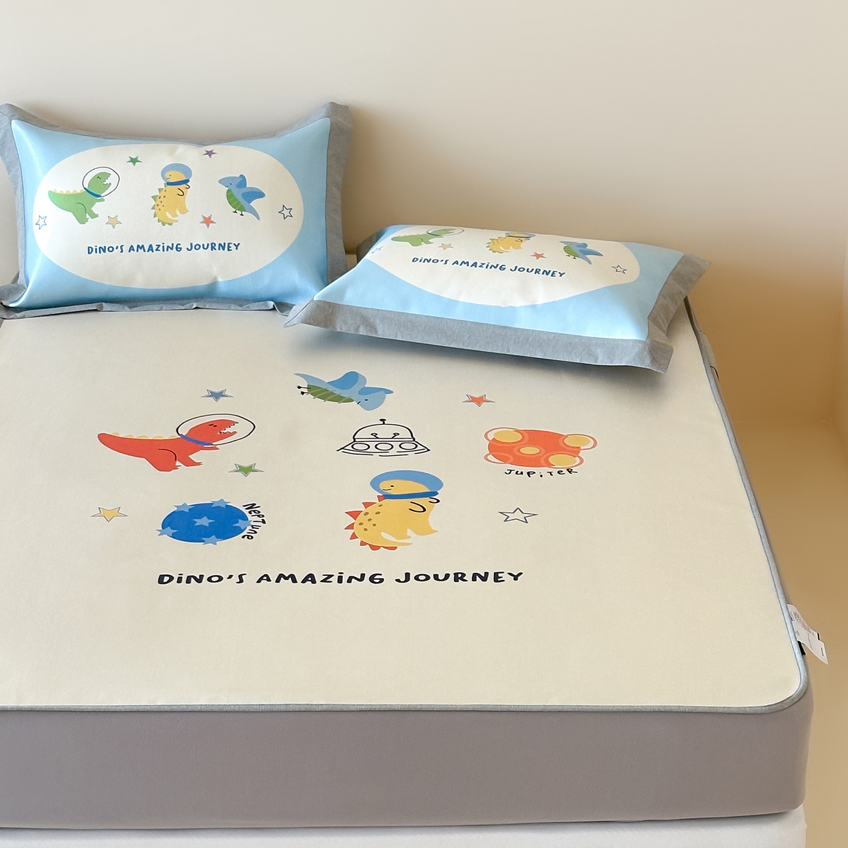 91家纺网 家纺一手货源 找家纺 JUICY 橘滋家纺 2026新款高端A类原创设计卡通数码印花冰丝席凉席 床笠款侏罗纪