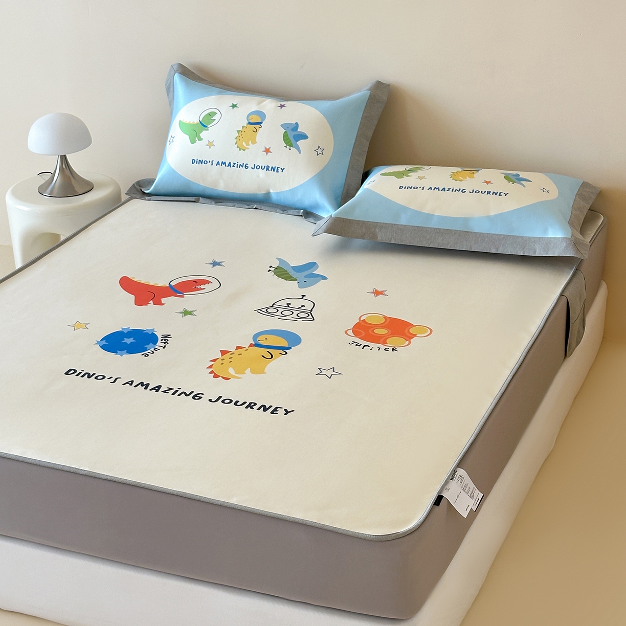 91家纺网 家纺一手货源 找家纺 JUICY 橘滋家纺 2026新款高端A类原创设计卡通数码印花冰丝席凉席 床笠款侏罗纪