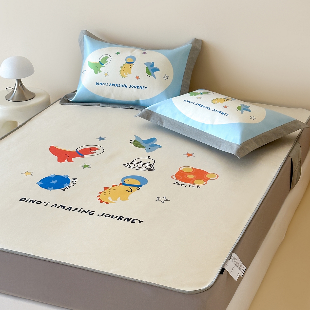 91家纺网 家纺一手货源 找家纺 JUICY 橘滋家纺 2026新款高端A类原创设计卡通数码印花冰丝席凉席 床笠款侏罗纪