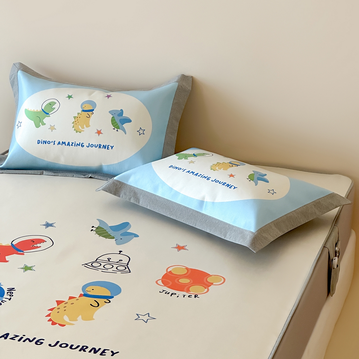 91家纺网 家纺一手货源 找家纺 JUICY 橘滋家纺 2026新款高端A类原创设计卡通数码印花冰丝席凉席 床笠款侏罗纪