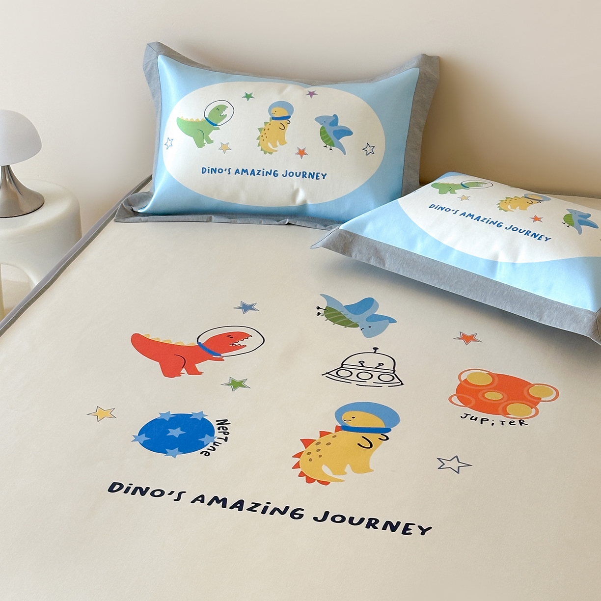 91家纺网 家纺一手货源 找家纺 JUICY 橘滋家纺 2026新款高端A类原创设计卡通数码印花冰丝席凉席 床笠款侏罗纪