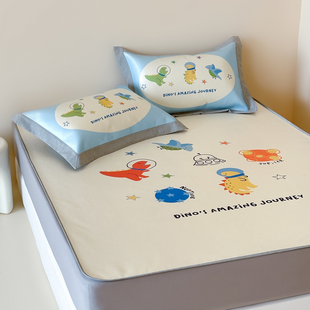 91家纺网 家纺一手货源 找家纺 JUICY 橘滋家纺 2026新款高端A类原创设计卡通数码印花冰丝席凉席 床笠款侏罗纪