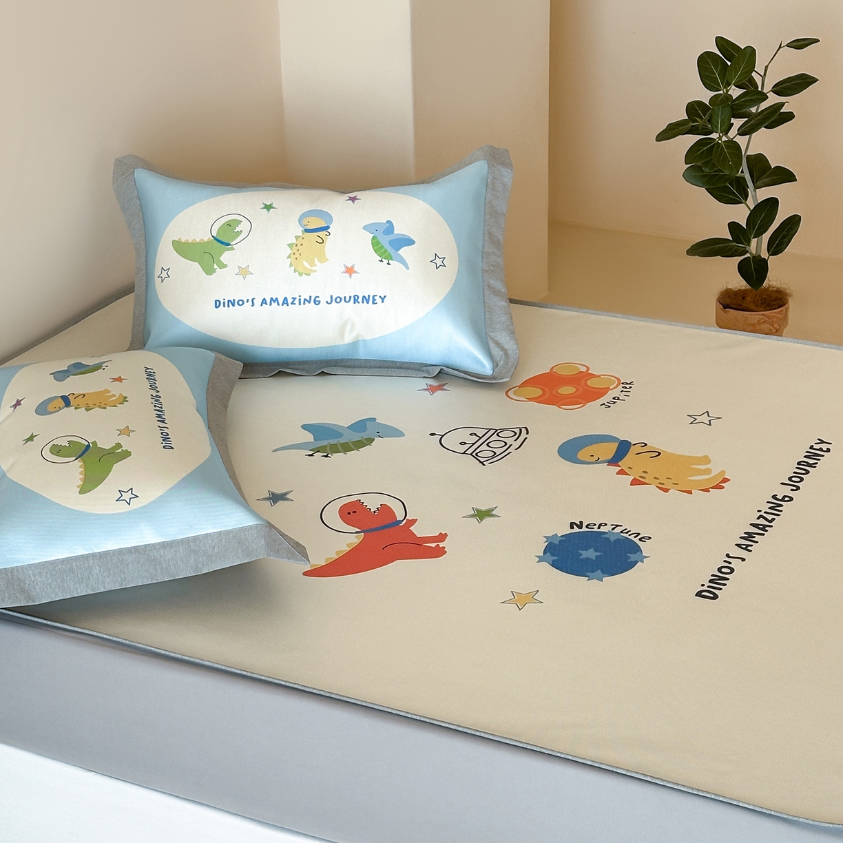 91家纺网 家纺一手货源 找家纺 JUICY 橘滋家纺 2026新款高端A类原创设计卡通数码印花冰丝席凉席 床笠款侏罗纪