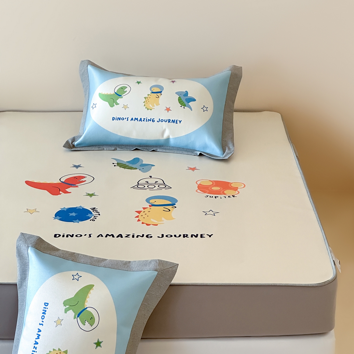 91家纺网 家纺一手货源 找家纺 JUICY 橘滋家纺 2026新款高端A类原创设计卡通数码印花冰丝席凉席 床笠款侏罗纪