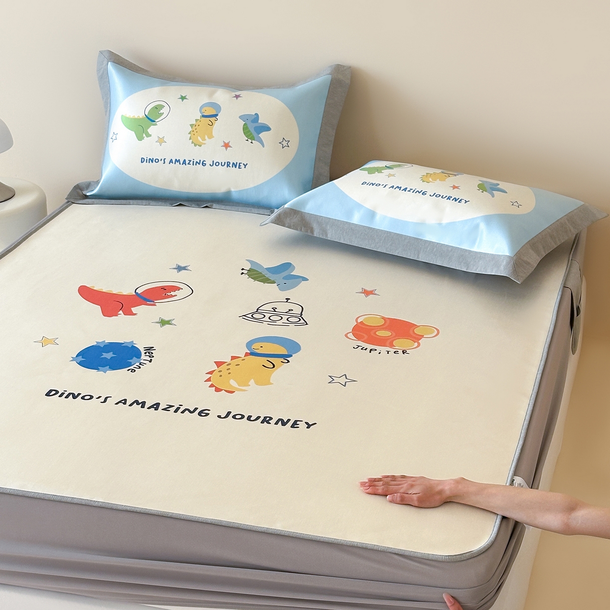 91家纺网 家纺一手货源 找家纺 JUICY 橘滋家纺 2026新款高端A类原创设计卡通数码印花冰丝席凉席 床笠款侏罗纪