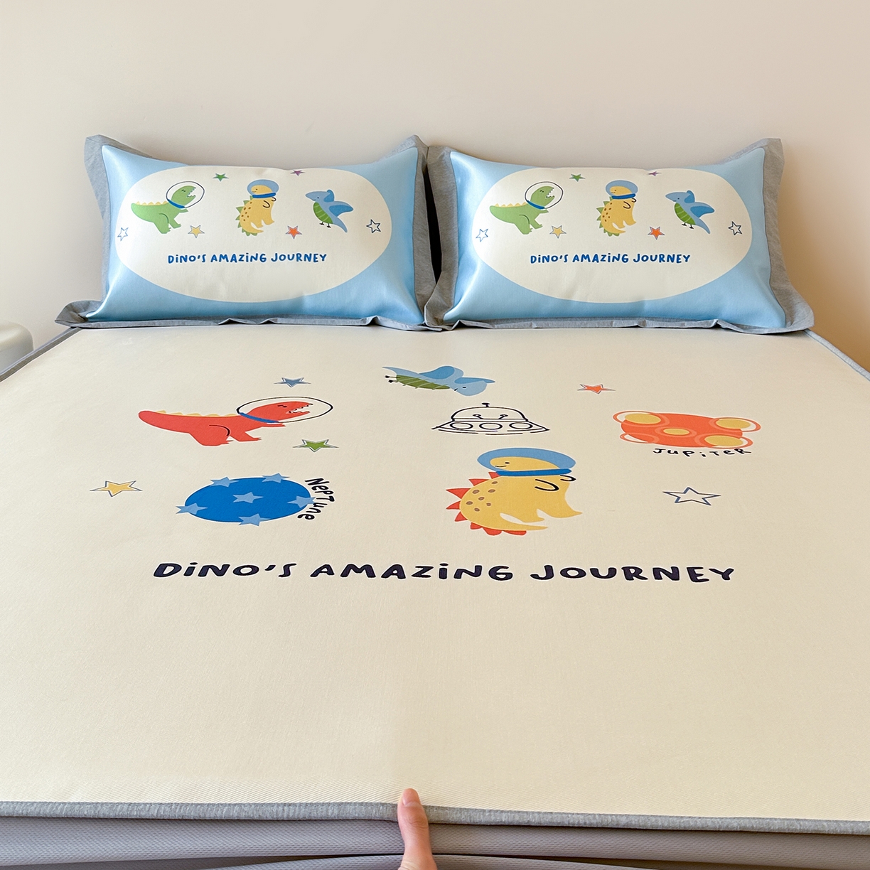 91家纺网 家纺一手货源 找家纺 JUICY 橘滋家纺 2026新款高端A类原创设计卡通数码印花冰丝席凉席 床笠款侏罗纪