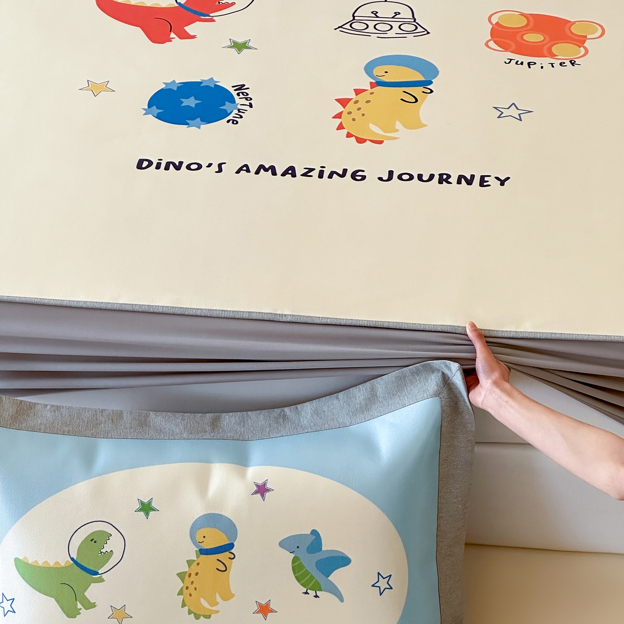 91家纺网 家纺一手货源 找家纺 JUICY 橘滋家纺 2026新款高端A类原创设计卡通数码印花冰丝席凉席 床笠款侏罗纪