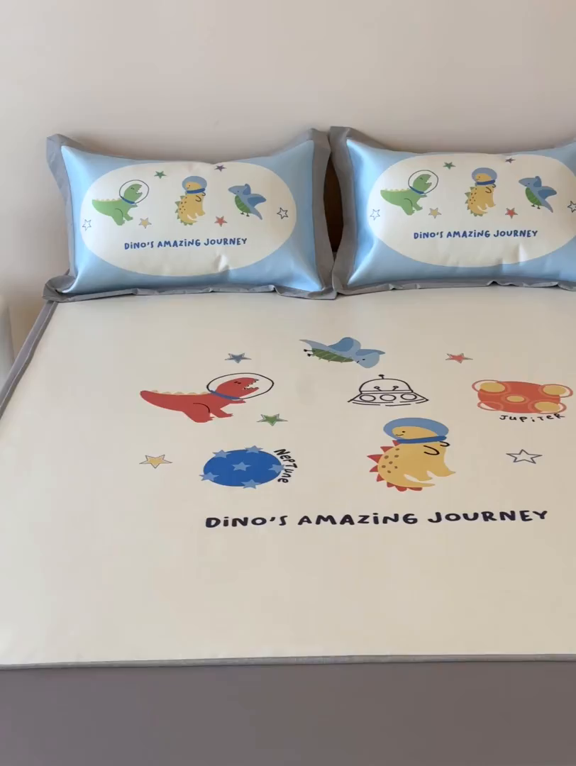 91家纺网 家纺一手货源 找家纺 JUICY 橘滋家纺 2026新款高端A类原创设计卡通数码印花冰丝席凉席 床笠款侏罗纪