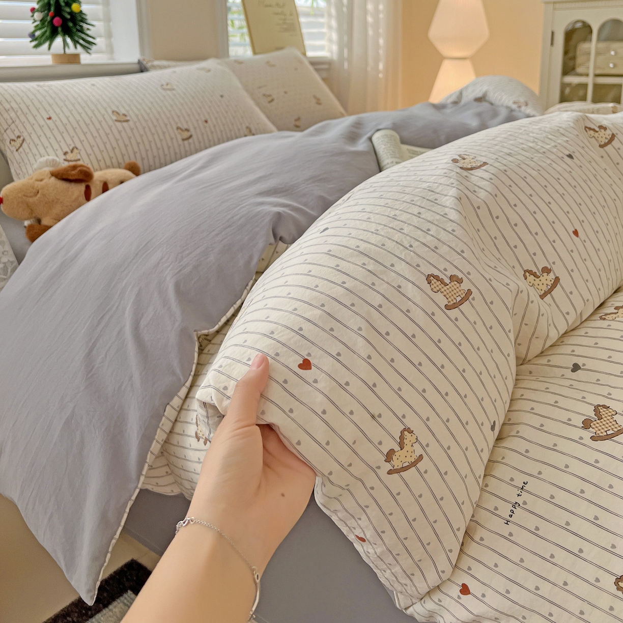 91家纺网 家纺一手货源 找家纺 温眠家纺 2026新款A类古法水洗仿棉云感棉加厚四件套 木马乐园