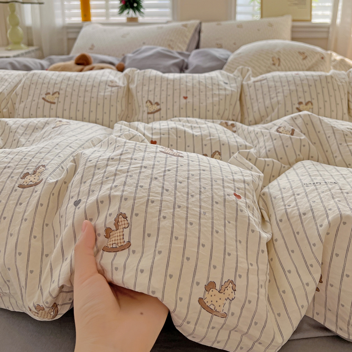 91家纺网 家纺一手货源 找家纺 温眠家纺 2026新款A类古法水洗仿棉云感棉加厚四件套 木马乐园