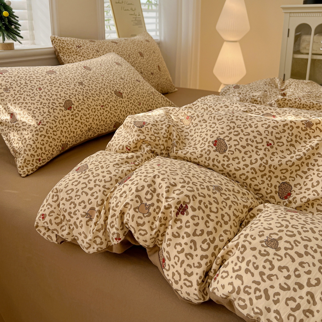 91家纺网 家纺一手货源 找家纺 温眠家纺 2026新款A类古法水洗仿棉云感棉加厚四件套 豹纹猫咪-咖