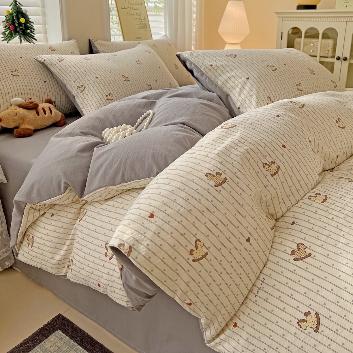 91家纺网 家纺一手货源 找家纺 温眠家纺 2026新款A类古法水洗仿棉云感棉加厚四件套 木马乐园