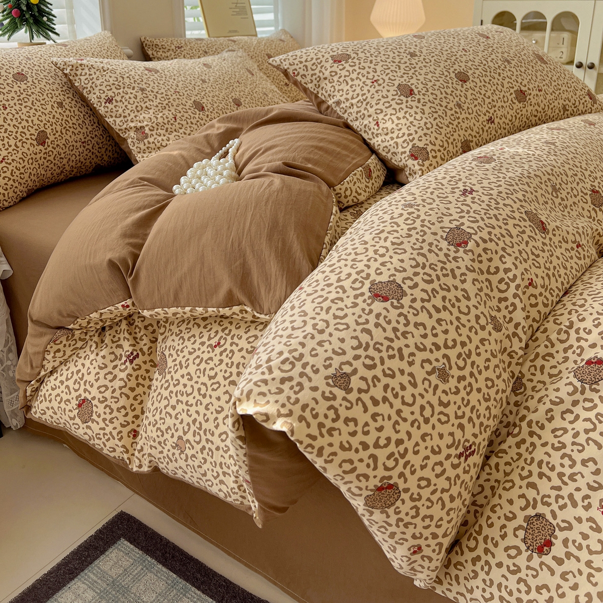 91家纺网 家纺一手货源 找家纺 温眠家纺 2026新款A类古法水洗仿棉云感棉加厚四件套 豹纹猫咪-咖