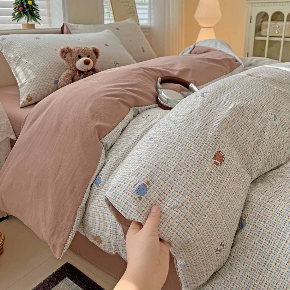 91家纺网 家纺一手货源 找家纺 温眠家纺 2026新款A类古法水洗仿棉云感棉加厚四件套 奶咖小熊