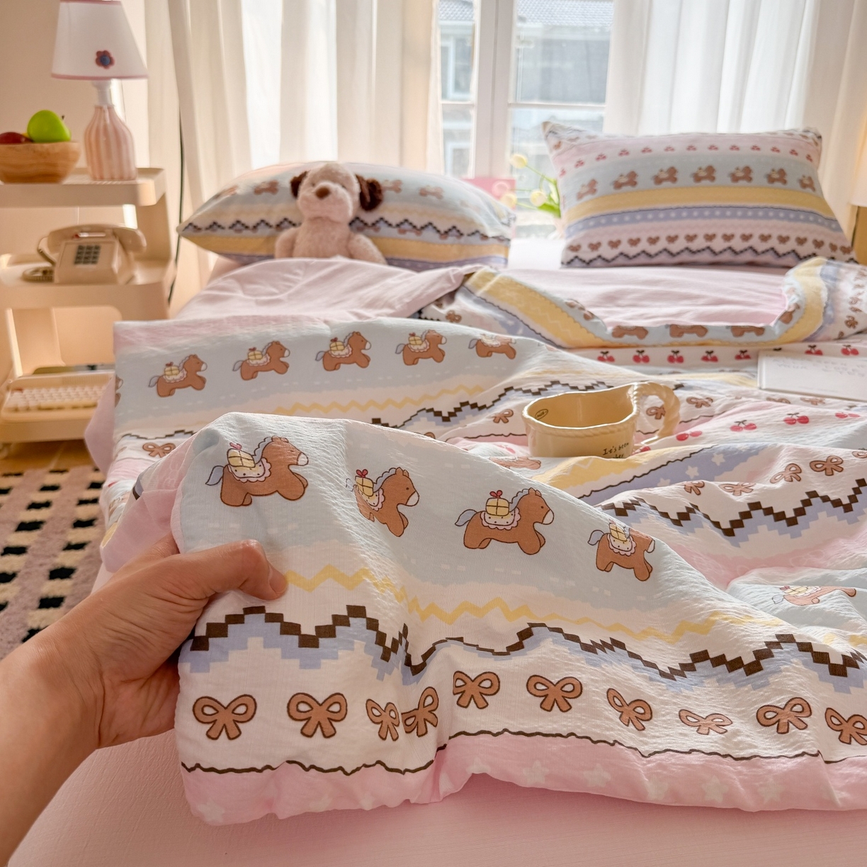 91家纺网 家纺一手货源 找家纺 温眠家纺 2026新款针织泡芙双层纱夏被四件套 彩虹木马