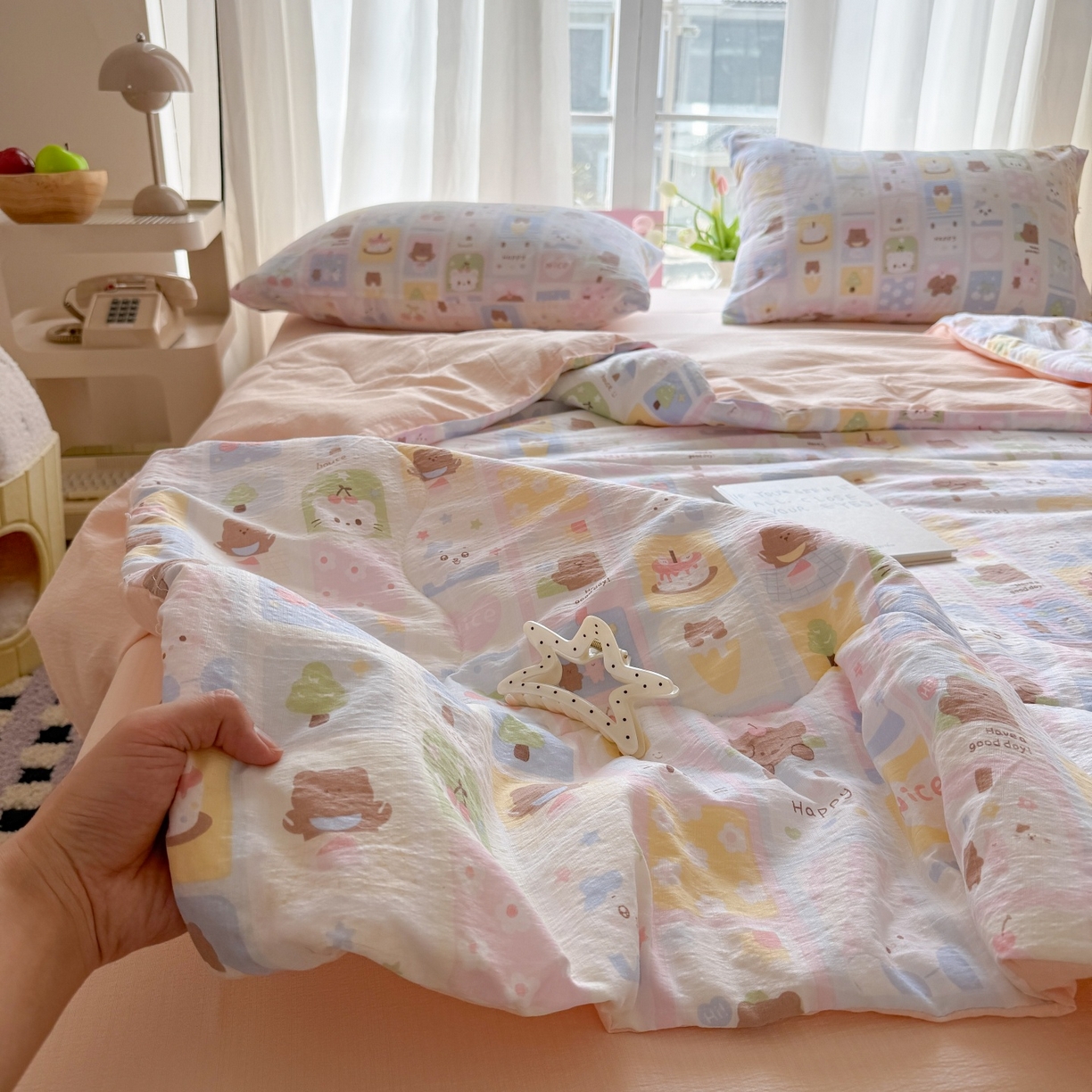 91家纺网 家纺一手货源 找家纺 温眠家纺 2026新款针织泡芙双层纱夏被四件套 小熊日记