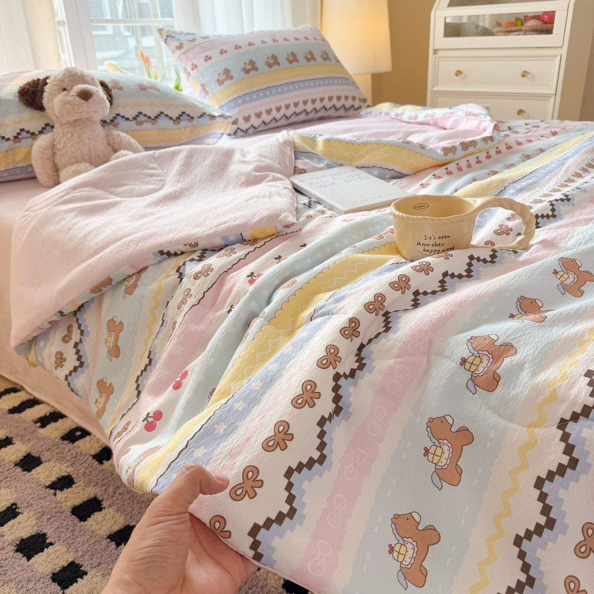 91家纺网 家纺一手货源 找家纺 温眠家纺 2026新款针织泡芙双层纱夏被四件套 彩虹木马