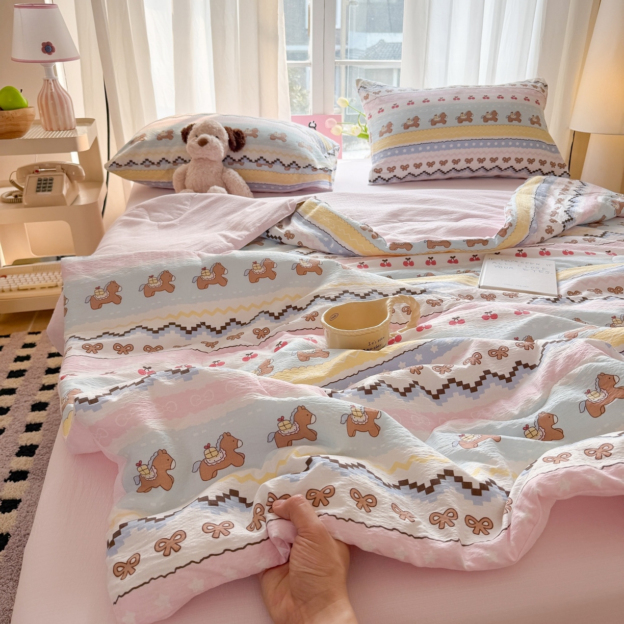 91家纺网 家纺一手货源 找家纺 温眠家纺 2026新款针织泡芙双层纱夏被四件套 彩虹木马