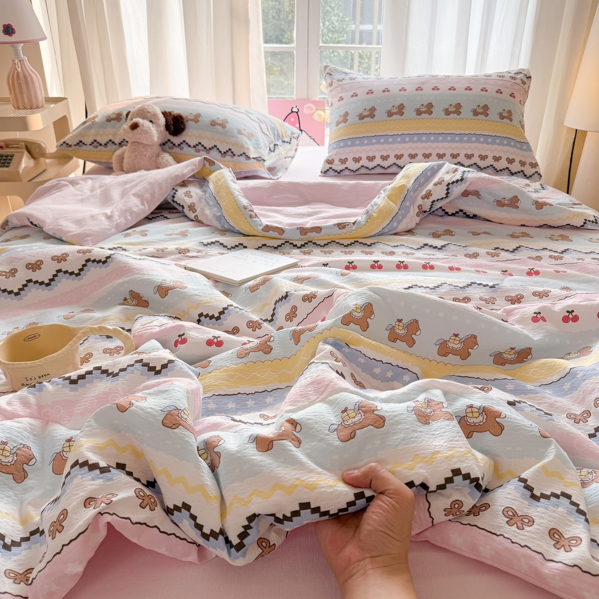 91家纺网 家纺一手货源 找家纺 温眠家纺 2026新款针织泡芙双层纱夏被四件套 彩虹木马