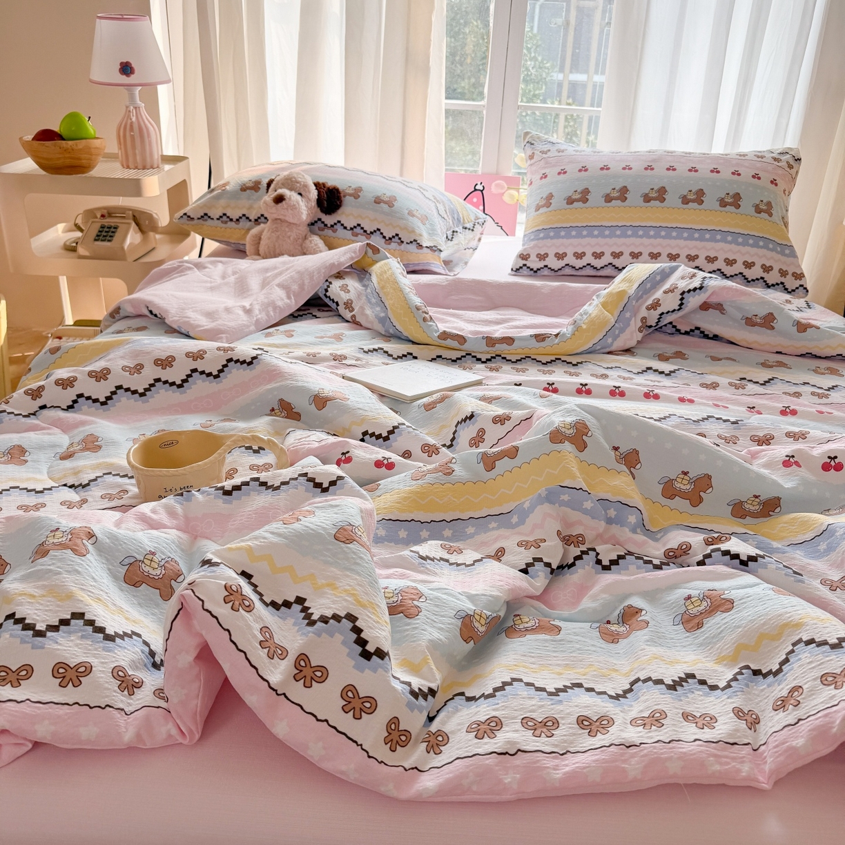 91家纺网 家纺一手货源 找家纺 温眠家纺 2026新款针织泡芙双层纱夏被四件套 彩虹木马