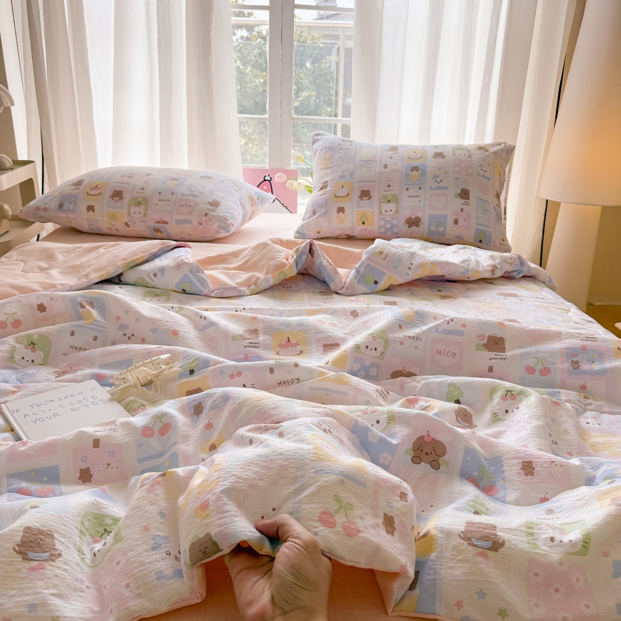 91家纺网 家纺一手货源 找家纺 温眠家纺 2026新款针织泡芙双层纱夏被四件套 小熊日记