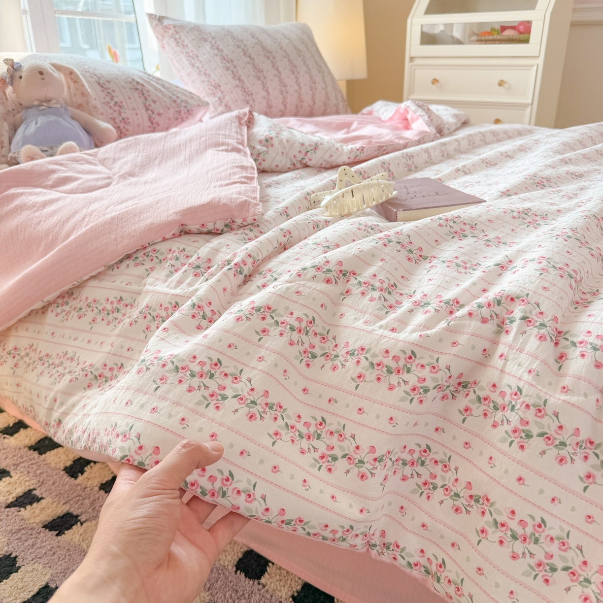 91家纺网 家纺一手货源 找家纺 温眠家纺 2026新款针织泡芙双层纱夏被四件套 蔷薇玫瑰