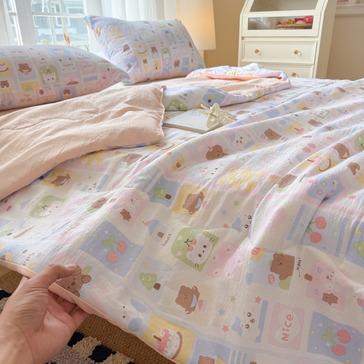 91家纺网 家纺一手货源 找家纺 温眠家纺 2026新款针织泡芙双层纱夏被四件套 小熊日记