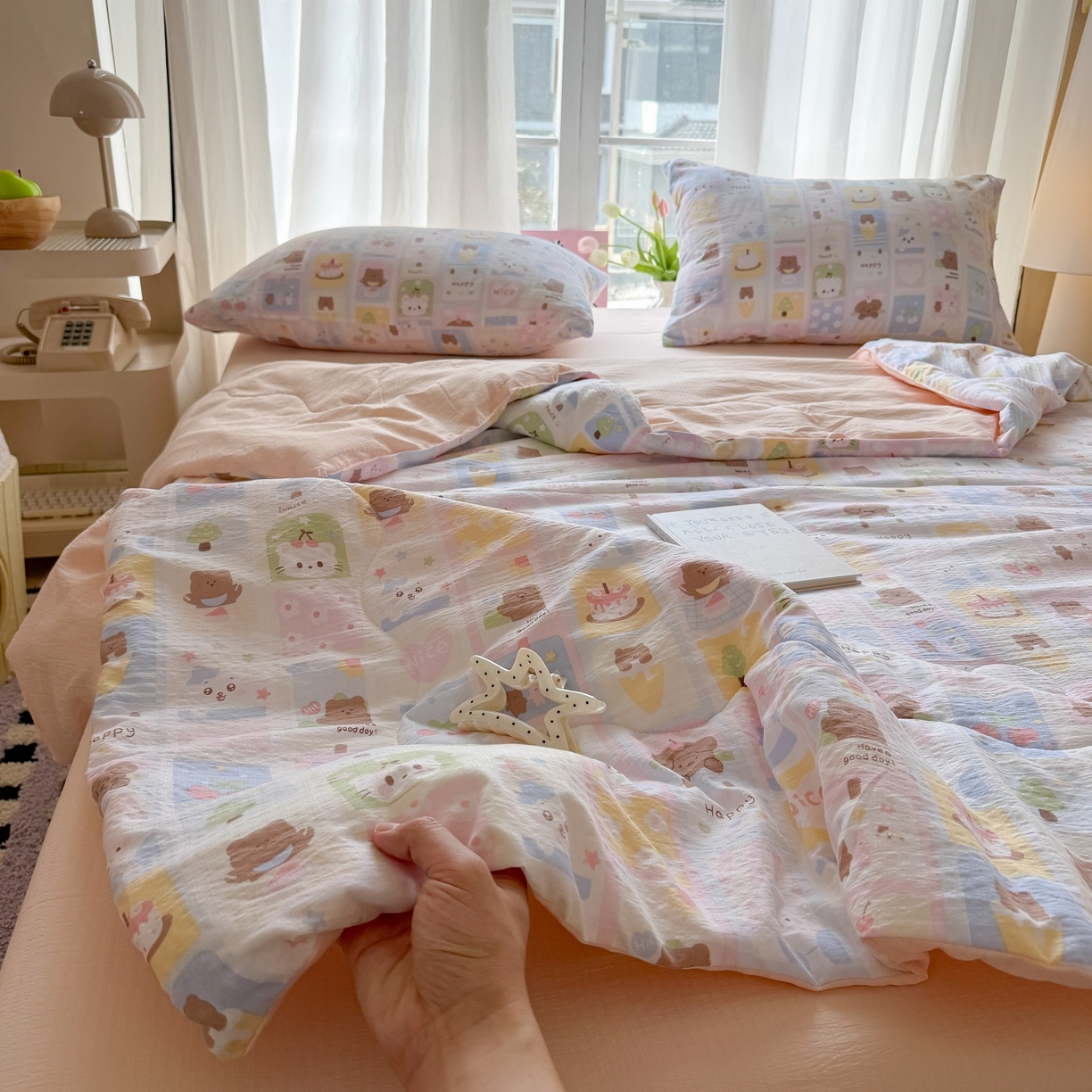 91家纺网 家纺一手货源 找家纺 温眠家纺 2026新款针织泡芙双层纱夏被四件套 小熊日记