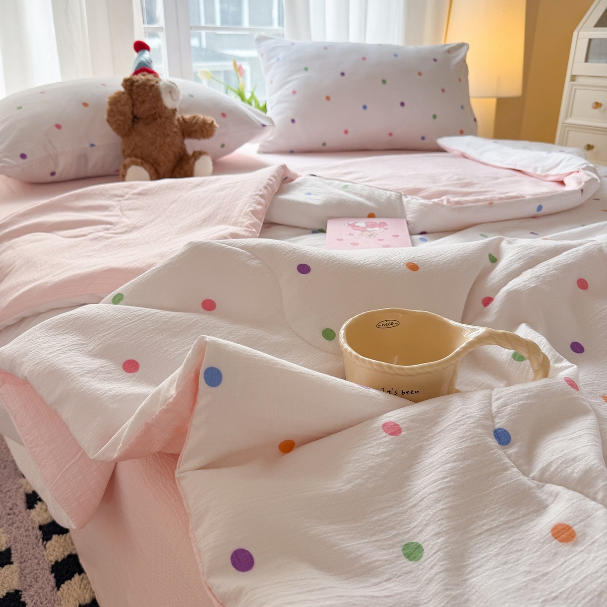 91家纺网 家纺一手货源 找家纺 温眠家纺 2026新款针织泡芙双层纱夏被四件套 彩虹小波点