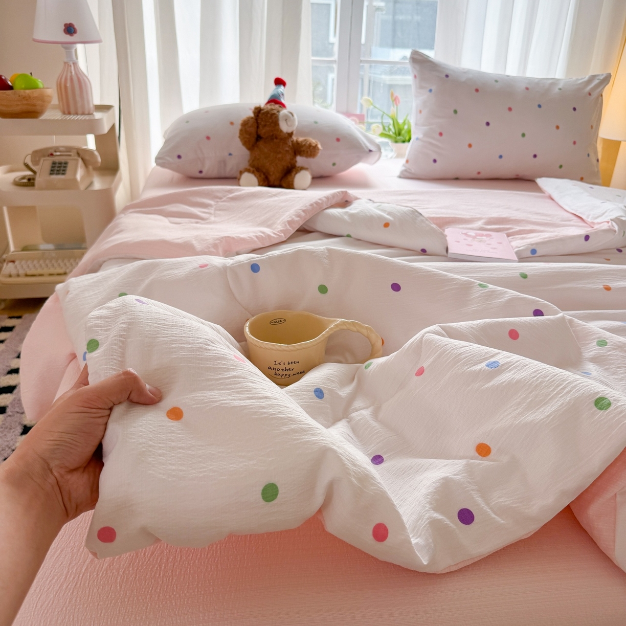 91家纺网 家纺一手货源 找家纺 温眠家纺 2026新款针织泡芙双层纱夏被四件套 彩虹小波点