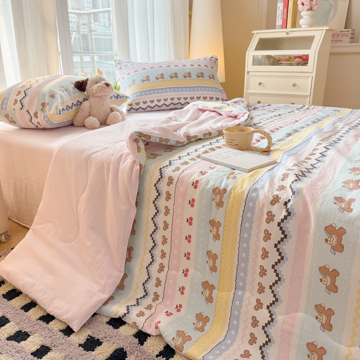 91家纺网 家纺一手货源 找家纺 温眠家纺 2026新款针织泡芙双层纱夏被四件套 彩虹木马