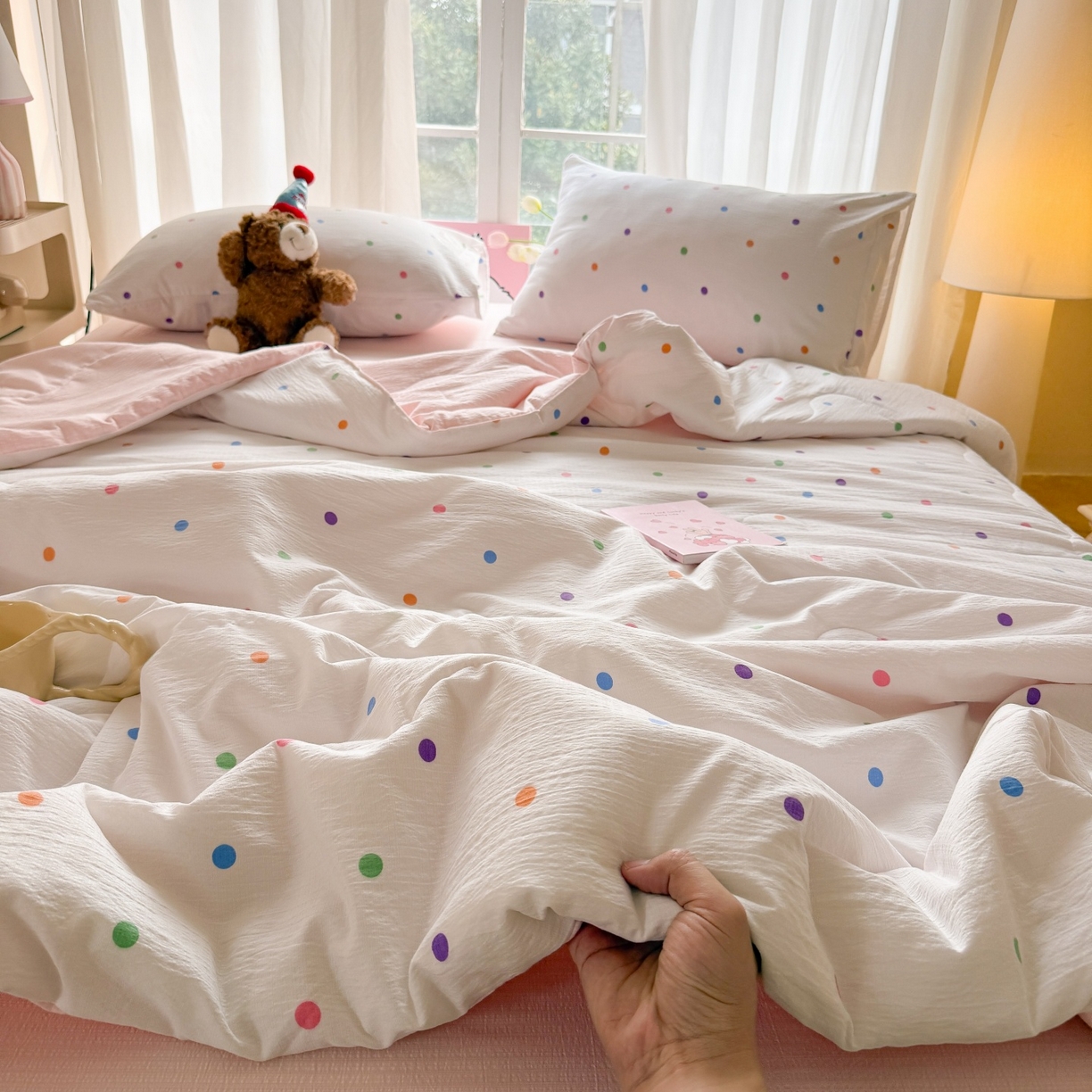 91家纺网 家纺一手货源 找家纺 温眠家纺 2026新款针织泡芙双层纱夏被四件套 彩虹小波点