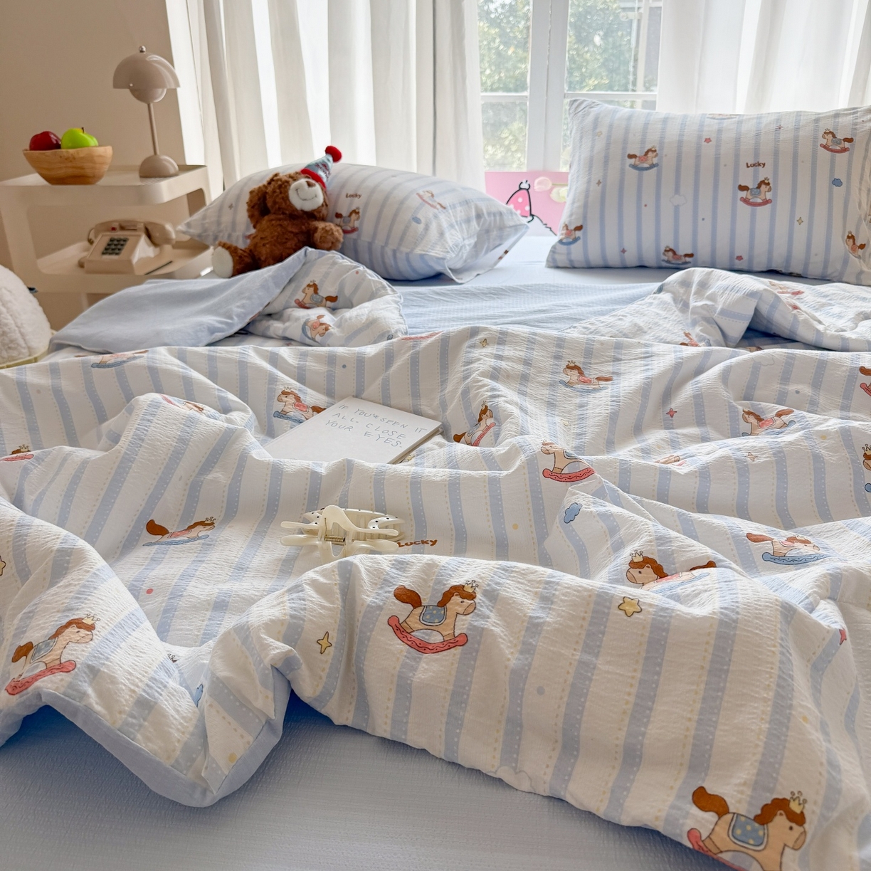 91家纺网 家纺一手货源 找家纺 温眠家纺 2026新款针织泡芙双层纱夏被四件套 蓝条木马