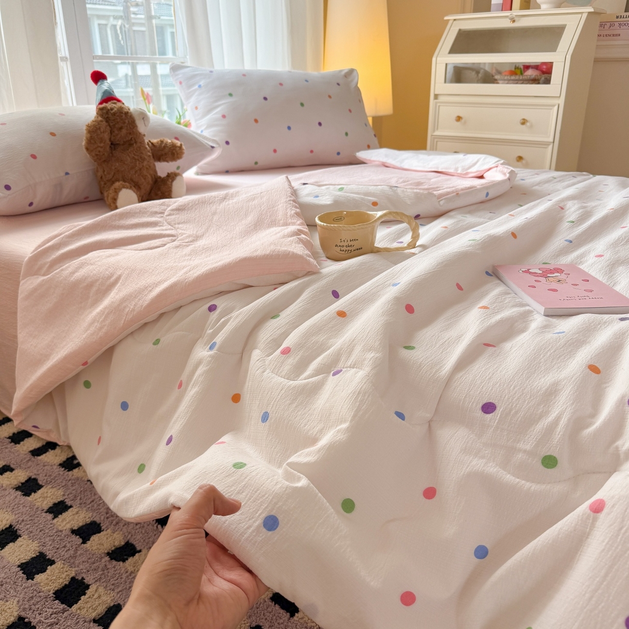 91家纺网 家纺一手货源 找家纺 温眠家纺 2026新款针织泡芙双层纱夏被四件套 彩虹小波点