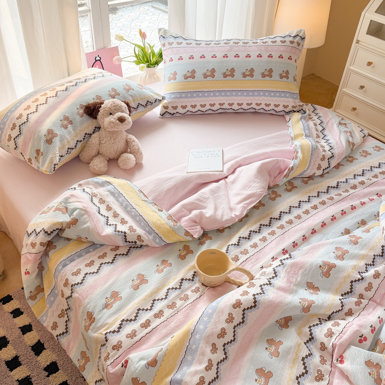 91家纺网 家纺一手货源 找家纺 温眠家纺 2026新款针织泡芙双层纱夏被四件套 彩虹木马