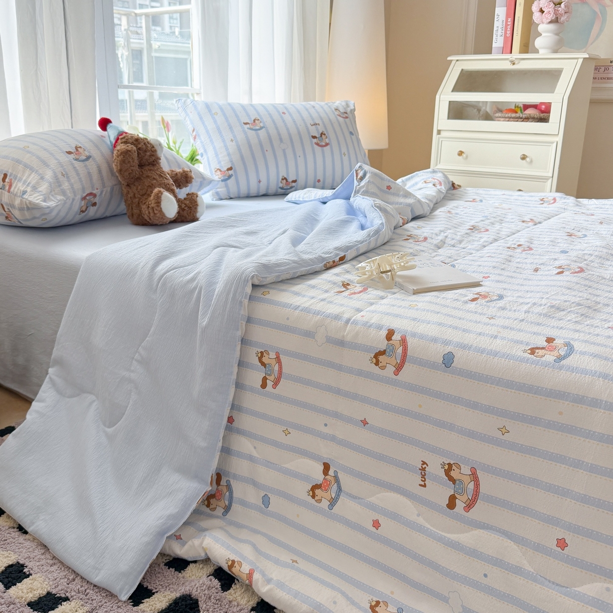 91家纺网 家纺一手货源 找家纺 温眠家纺 2026新款针织泡芙双层纱夏被四件套 蓝条木马