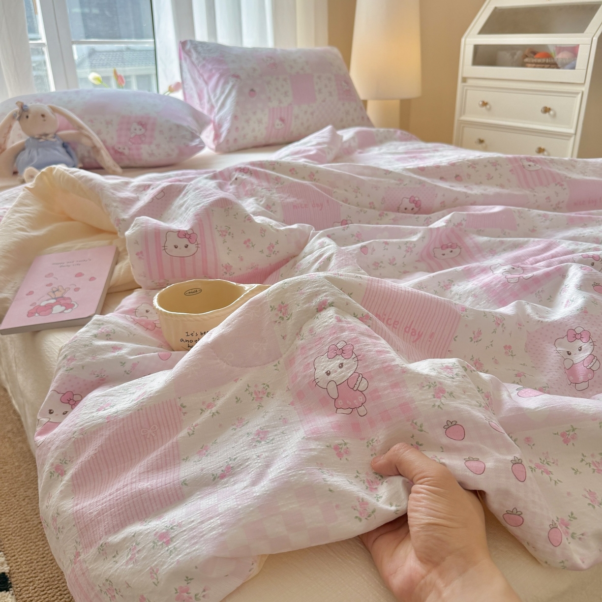 91家纺网 家纺一手货源 找家纺 温眠家纺 2026新款针织泡芙双层纱夏被四件套 花田猫咪