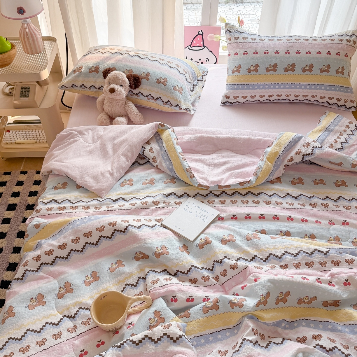 91家纺网 家纺一手货源 找家纺 温眠家纺 2026新款针织泡芙双层纱夏被四件套 彩虹木马