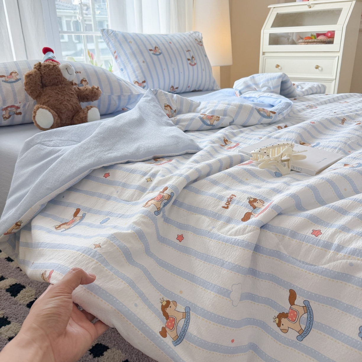 91家纺网 家纺一手货源 找家纺 温眠家纺 2026新款针织泡芙双层纱夏被四件套 蓝条木马