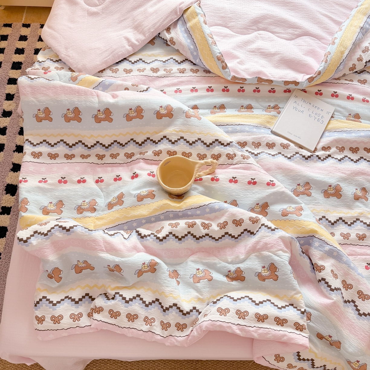 91家纺网 家纺一手货源 找家纺 温眠家纺 2026新款针织泡芙双层纱夏被四件套 彩虹木马