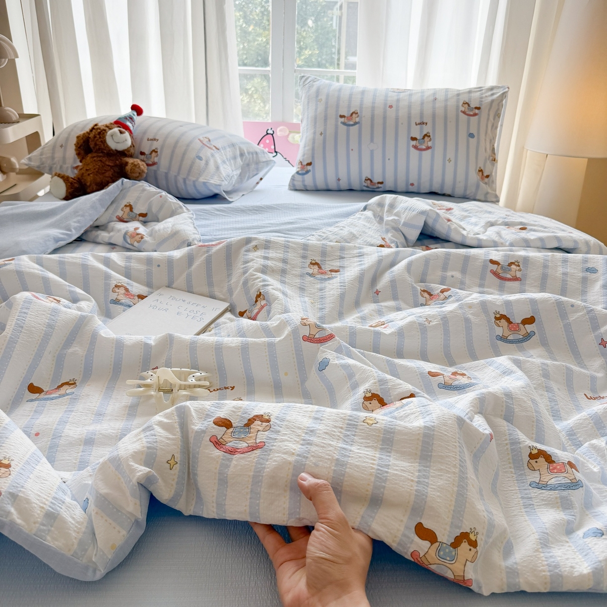 91家纺网 家纺一手货源 找家纺 温眠家纺 2026新款针织泡芙双层纱夏被四件套 蓝条木马