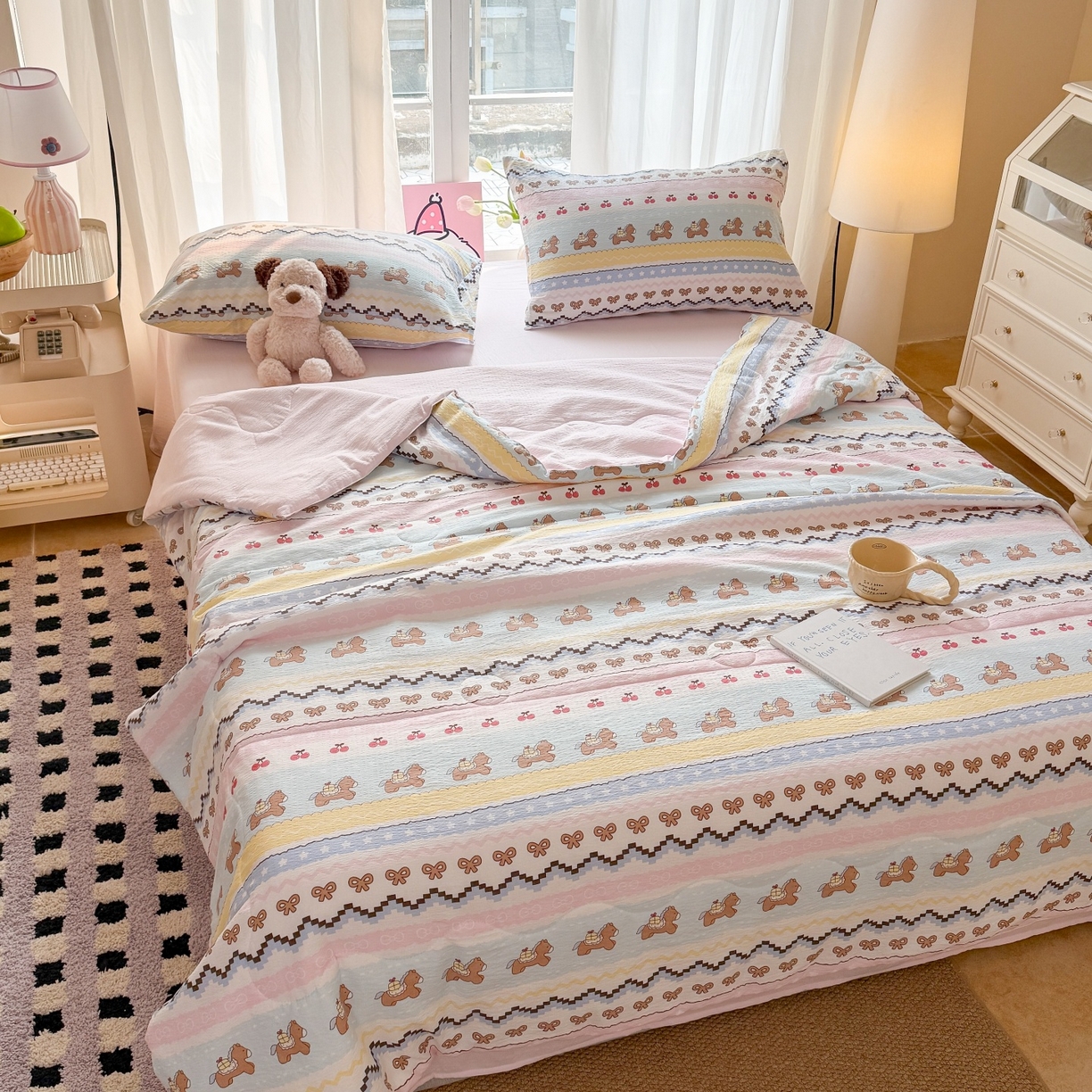 91家纺网 家纺一手货源 找家纺 温眠家纺 2026新款针织泡芙双层纱夏被四件套 彩虹木马