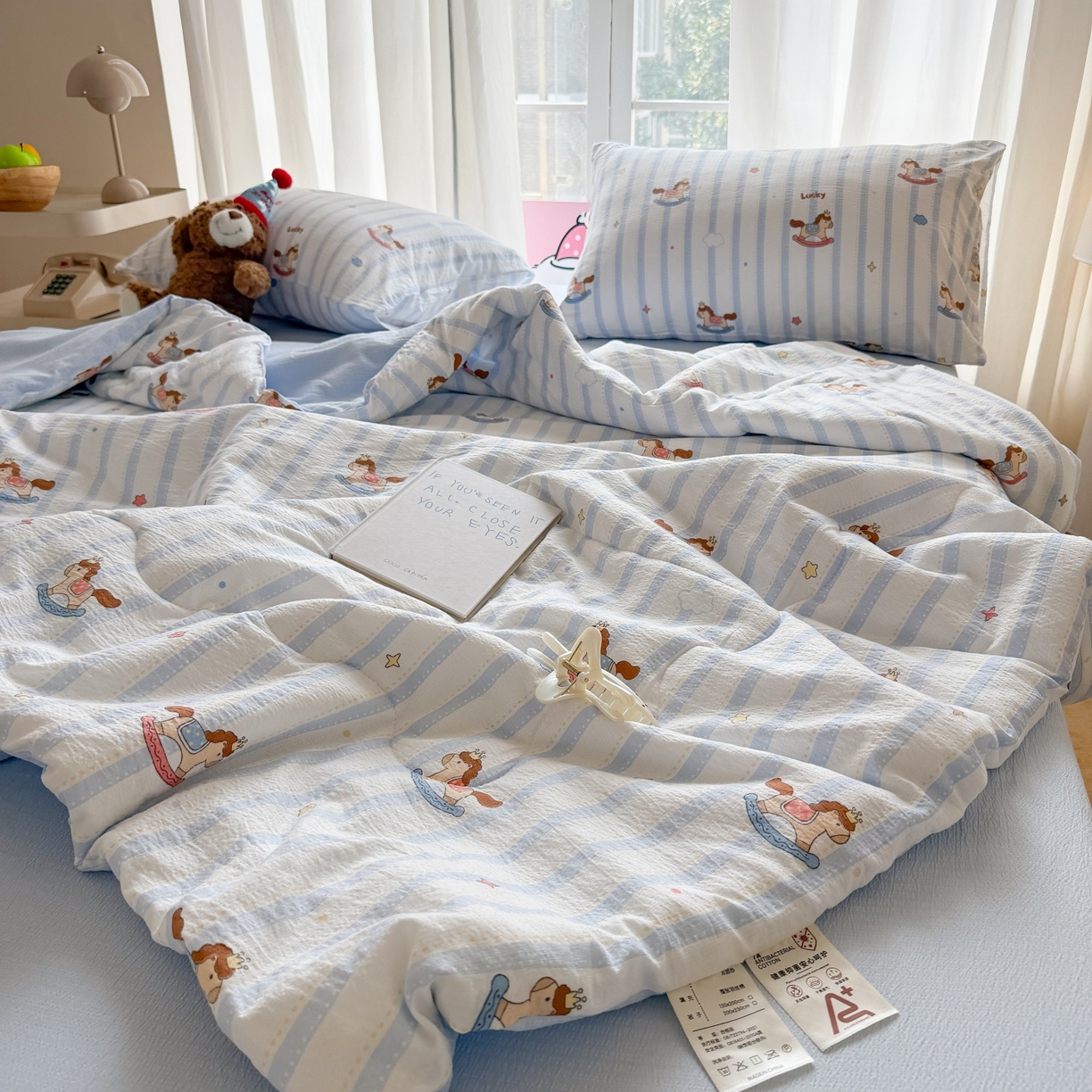 91家纺网 家纺一手货源 找家纺 温眠家纺 2026新款针织泡芙双层纱夏被四件套 蓝条木马