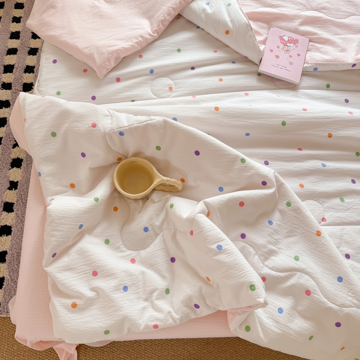 91家纺网 家纺一手货源 找家纺 温眠家纺 2026新款针织泡芙双层纱夏被四件套 彩虹小波点