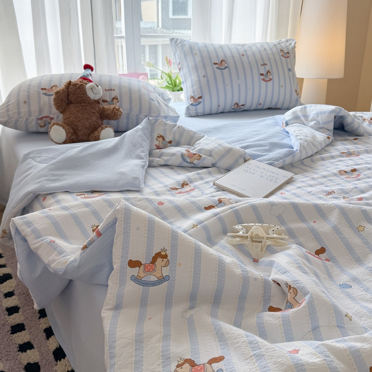 91家纺网 家纺一手货源 找家纺 温眠家纺 2026新款针织泡芙双层纱夏被四件套 蓝条木马